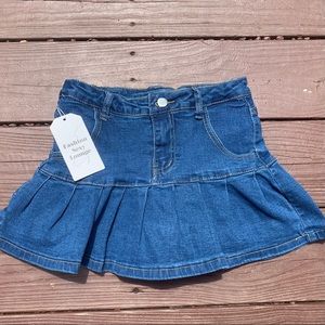 Stretchy denim blue pleated skort